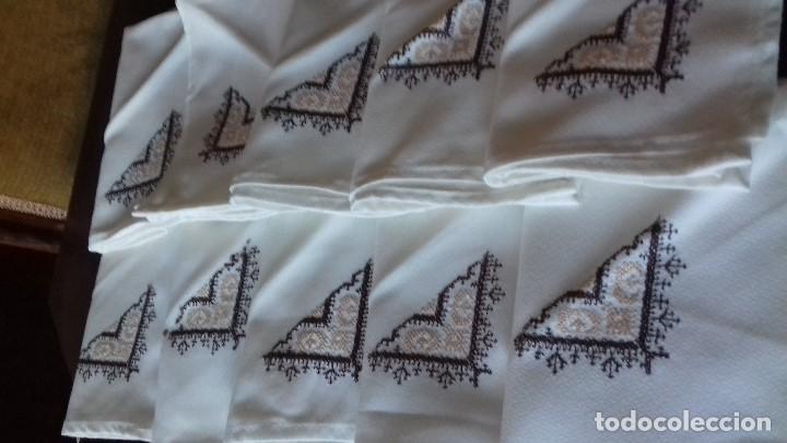 Oggetti Antichi: LOTE DE 10 SERVILLETAS BORDADAS A MAQUINA, DE CREP&Eacute; DE FIBRA.