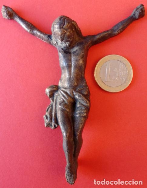 Antig&uuml;edades: CRUCIFICADO DE BRONCE S.XIX. 11 CMS DE ALTO. - Foto 2