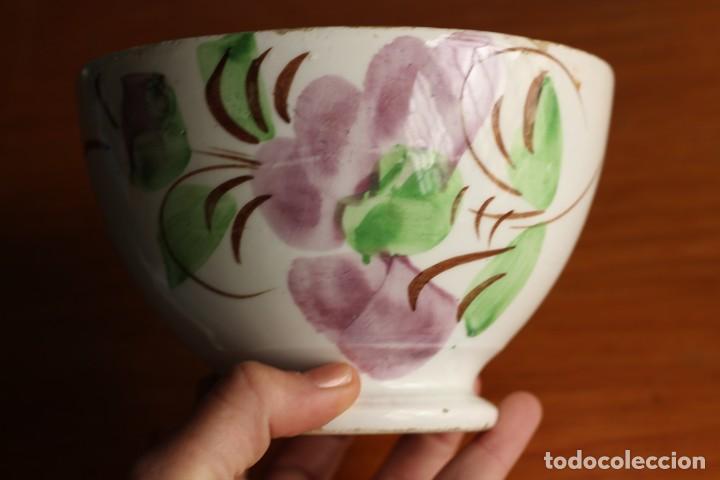 Antig&uuml;edades: GRAN TAZON DE LOZA PINTADO A MANO MOTIVO FLORAL MURCIANO