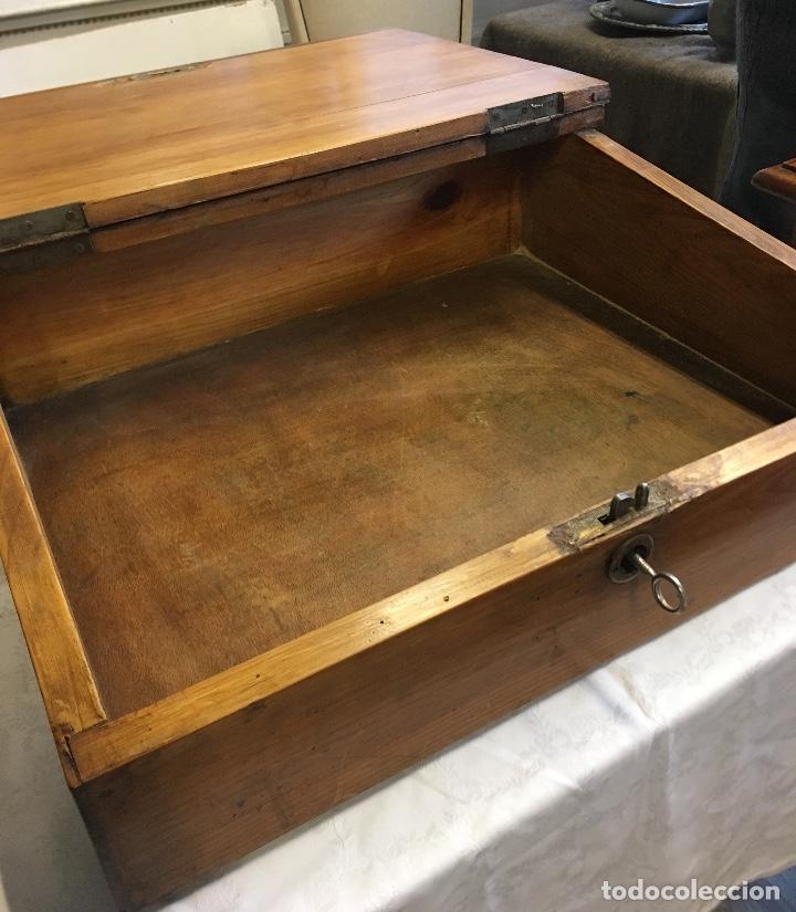 Antig&uuml;edades: Escritorio port&aacute;til de madera - Foto 3