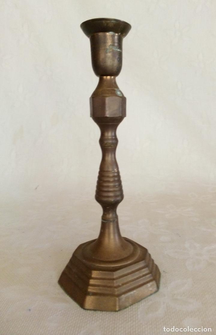 Antig&uuml;edades: PORTAVELAS BRONCE. - Foto 1