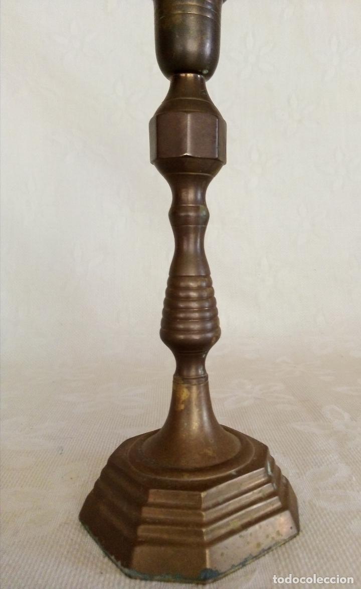 Antig&uuml;edades: PORTAVELAS BRONCE. - Foto 4