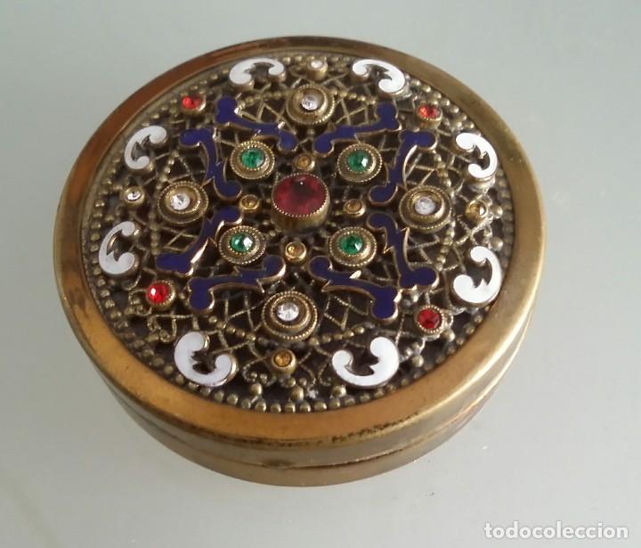 Antig&uuml;edades: HERMOSA POLVERA DE BRONCE ESMALTADA Y CRISTALITOS - Foto 1