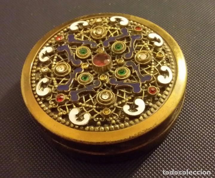Antig&uuml;edades: HERMOSA POLVERA DE BRONCE ESMALTADA Y CRISTALITOS - Foto 2