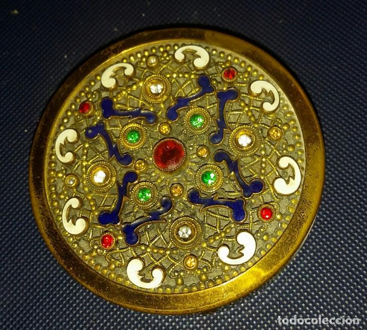 Antig&uuml;edades: HERMOSA POLVERA DE BRONCE ESMALTADA Y CRISTALITOS - Foto 5