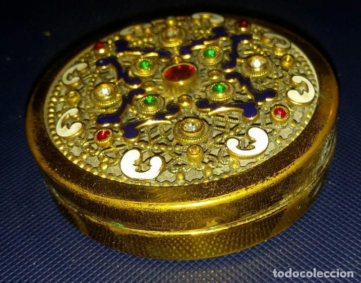 Antig&uuml;edades: HERMOSA POLVERA DE BRONCE ESMALTADA Y CRISTALITOS - Foto 6