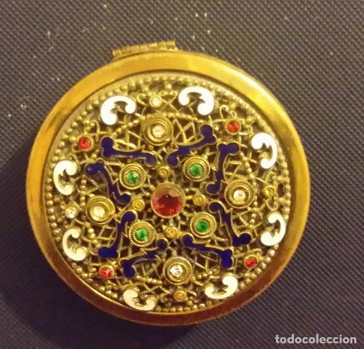 Antig&uuml;edades: HERMOSA POLVERA DE BRONCE ESMALTADA Y CRISTALITOS - Foto 7