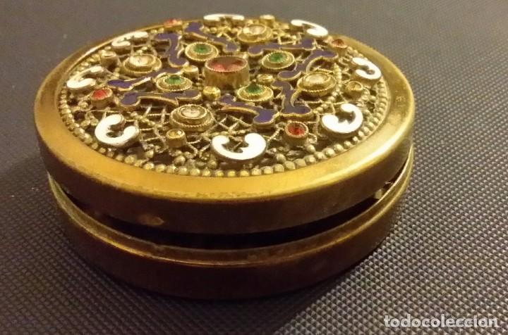 Antig&uuml;edades: HERMOSA POLVERA DE BRONCE ESMALTADA Y CRISTALITOS - Foto 8