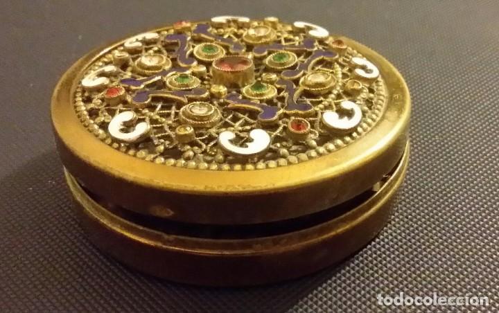 Antig&uuml;edades: HERMOSA POLVERA DE BRONCE ESMALTADA Y CRISTALITOS - Foto 12