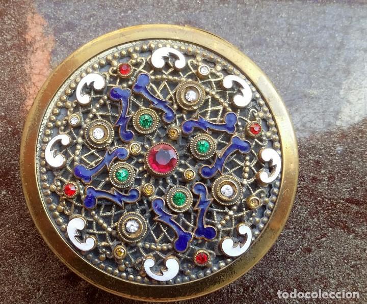 Antig&uuml;edades: HERMOSA POLVERA DE BRONCE ESMALTADA Y CRISTALITOS - Foto 13