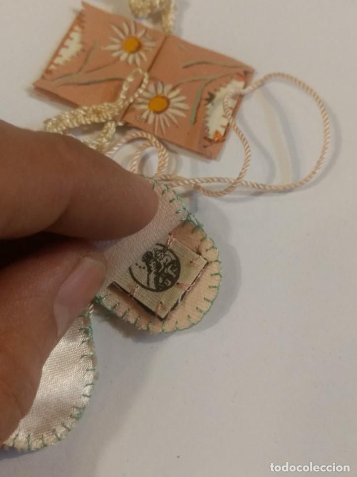 Antig&uuml;edades: Mini escapularios antiguos. Unos 2,2 cm cada uno. - Foto 2