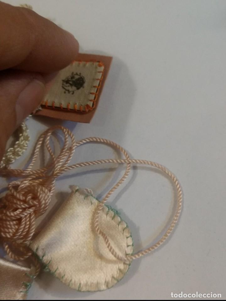 Antig&uuml;edades: Mini escapularios antiguos. Unos 2,2 cm cada uno. - Foto 3