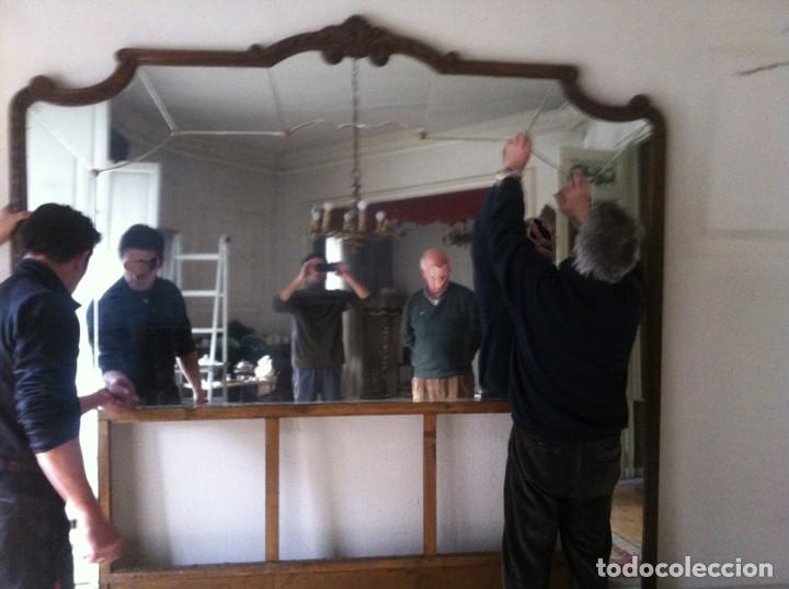 Antig&uuml;edades: Gran marco de madera tallada y espejo. Copete. - Foto 2