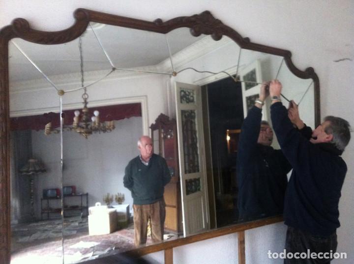 Antig&uuml;edades: Gran marco de madera tallada y espejo. Copete. - Foto 3