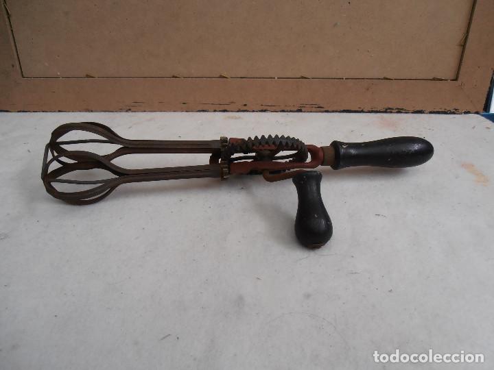Antig&uuml;edades: ANTIGUO BATIDOR MANUAL - MANGO MADERA - Foto 1