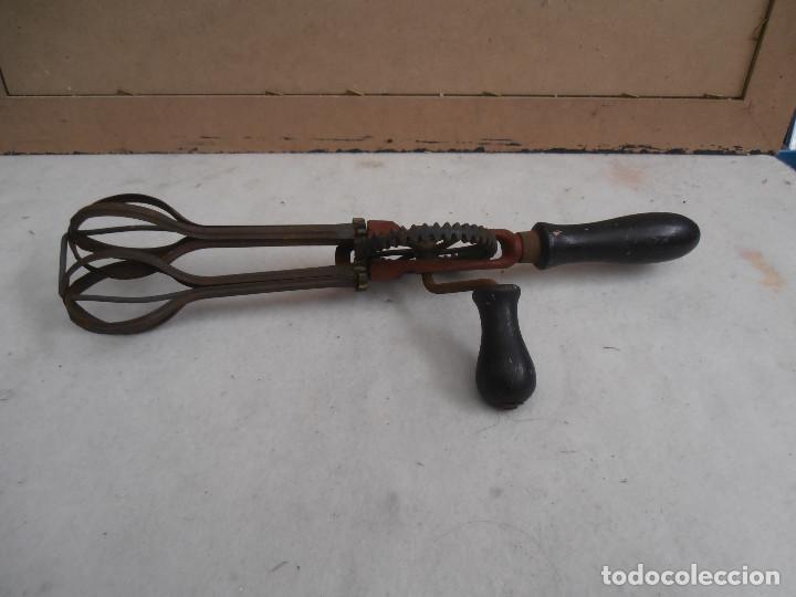 Antig&uuml;edades: ANTIGUO BATIDOR MANUAL - MANGO MADERA - Foto 2