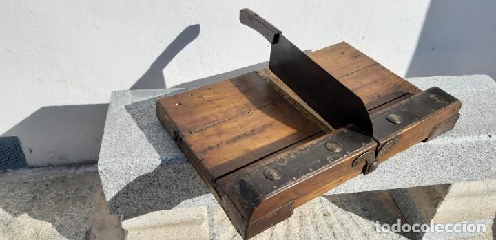 Antiquit&eacute;s: Antig&uuml;a m&aacute;quina de cortar carne y pescado