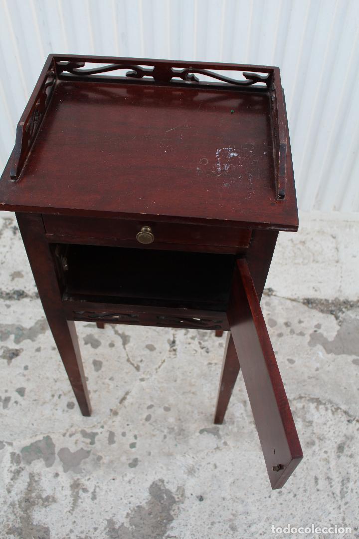 Antig&uuml;edades: mesita auxiliar en madera - Foto 2