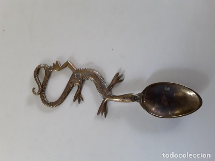 Antiquit&auml;ten: Cuchara de bronce antigua con forma de lagarto.Medidas:19.5 cm de largo x 6 cm ancho parte mas ancha