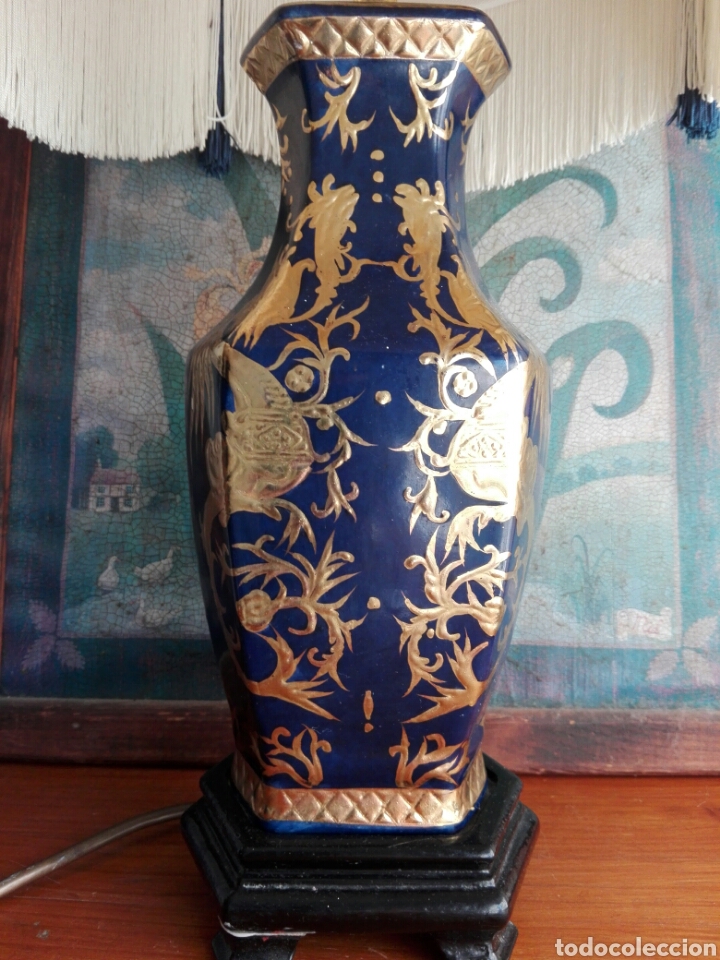 Antig&uuml;edades: Lampara china estilo Qianlong sobre jarr&oacute;n cuadrado azul azul polvo con dragones en relieve dorados