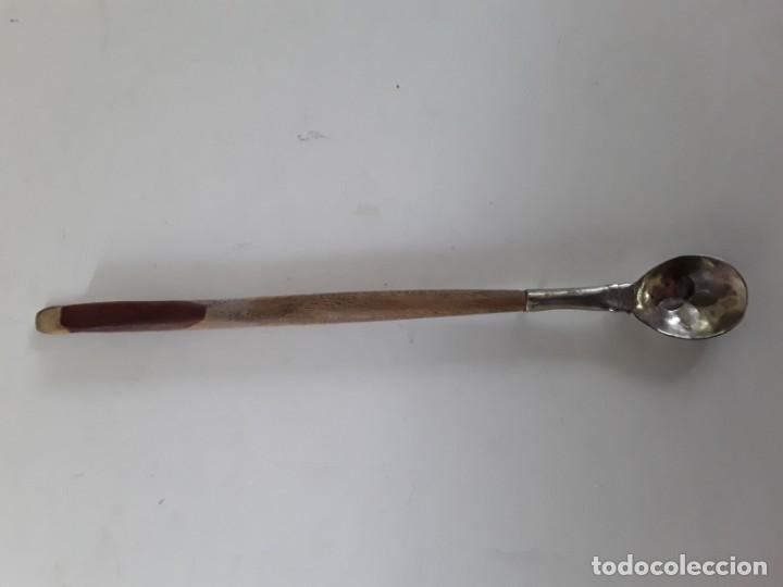 Antiquit&auml;ten: Cucharilla larga de cocktail de metal con dos tipos de madera. En el extremo representa un animal