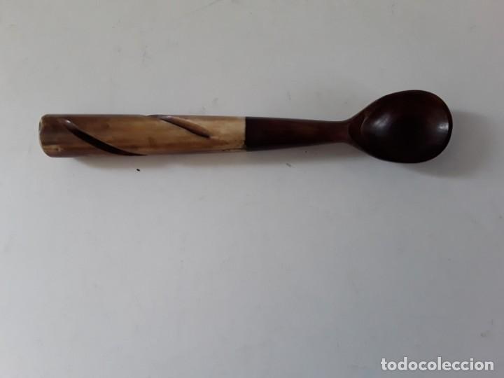 Antiquit&auml;ten: Cuchara de asta y madera. Medidas: 16 cm x 3 cm parte mas ancha
