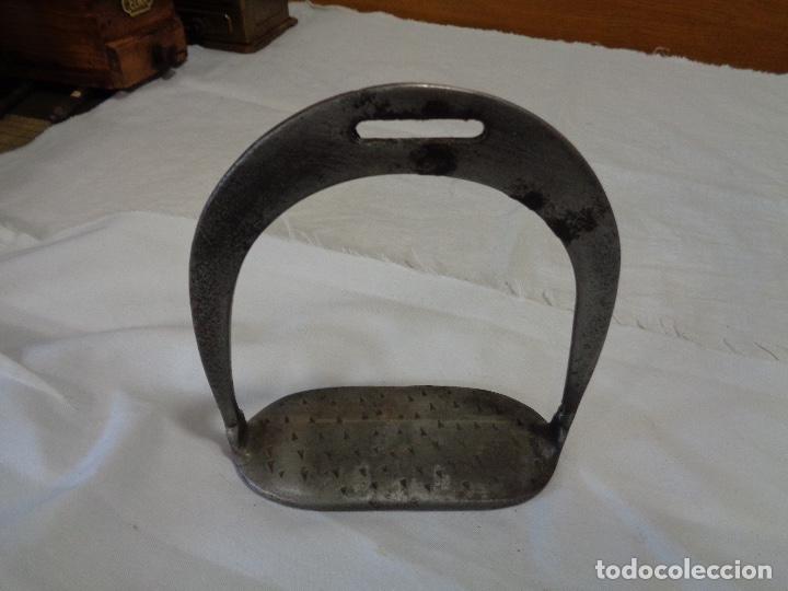 Antig&uuml;edades: estribo en forja - Foto 1
