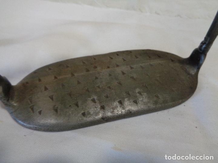 Antig&uuml;edades: estribo en forja - Foto 2