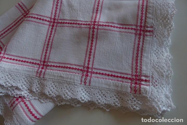 Antig&uuml;edades: MANTEL DE ALGOD&Oacute;N REMATADO CON PUNTILLA - Foto 2