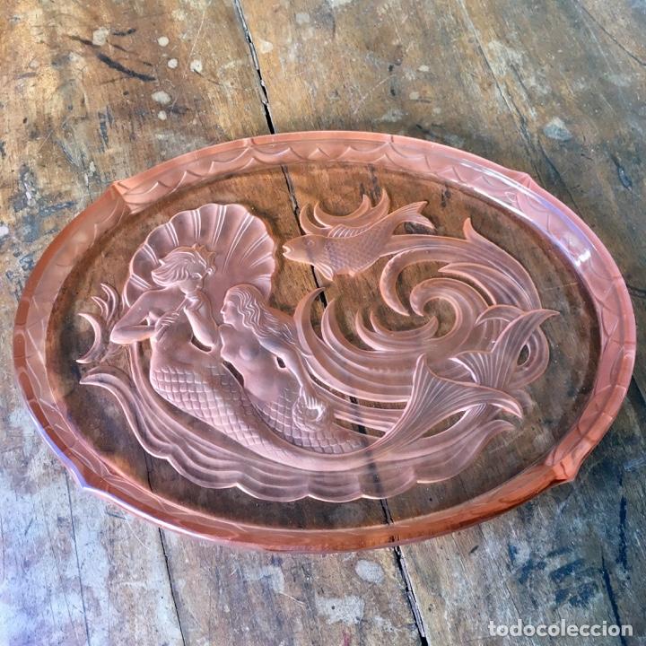 Antig&uuml;edades: Bandeja de cristal tallado al &aacute;cido, 26,5x36,5cm, de color naranja salm&oacute;n con sirenas talladas