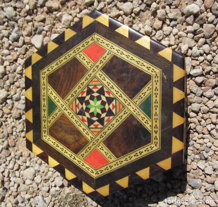Antig&uuml;edades: caja de madera con marqueteria - Foto 1