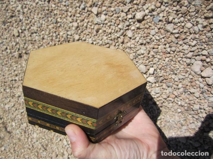 Antig&uuml;edades: caja de madera con marqueteria - Foto 3