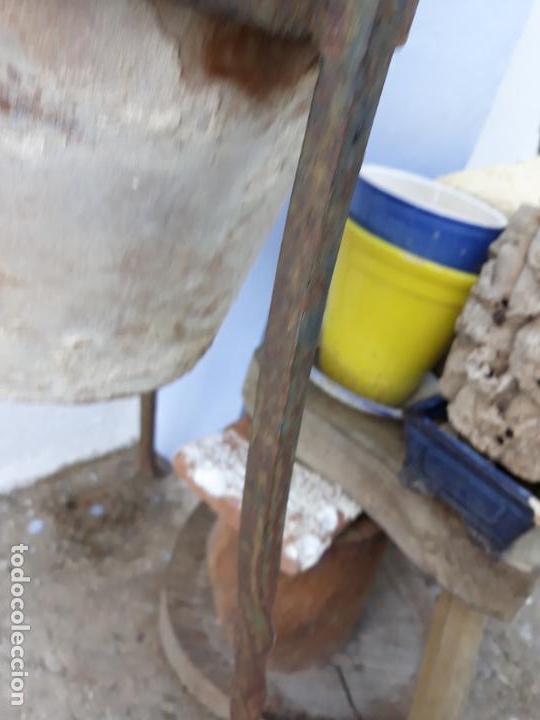 Antig&uuml;edades: Antiguo macetero de hierro forjado - Foto 4