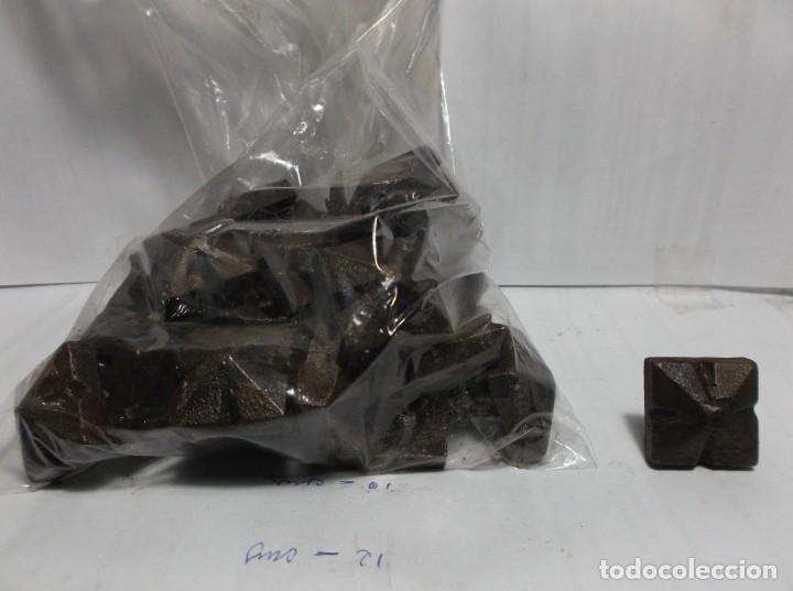 Oggetti Antichi: LOTE DE 28 CLAVOS DE HIERRO PARA PORTON DE MADERA - ANTIGUO.