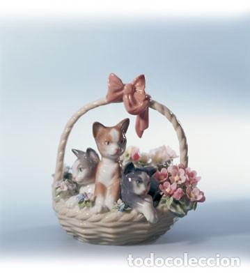 Antig&uuml;edades: Pieza Cesta con gatitos y flores - Foto 1