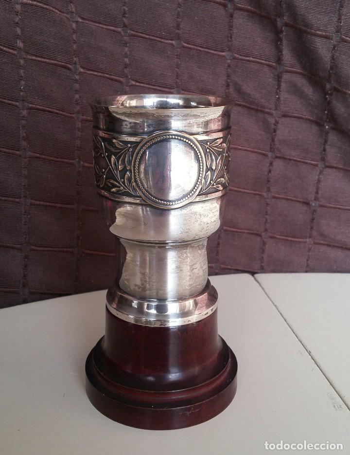 Antig&uuml;edades: Copa de metal blanco con peana de madera - Foto 1