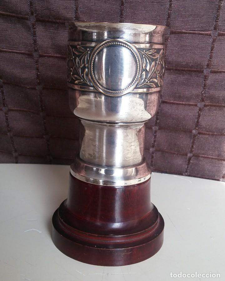 Antig&uuml;edades: Copa de metal blanco con peana de madera - Foto 2