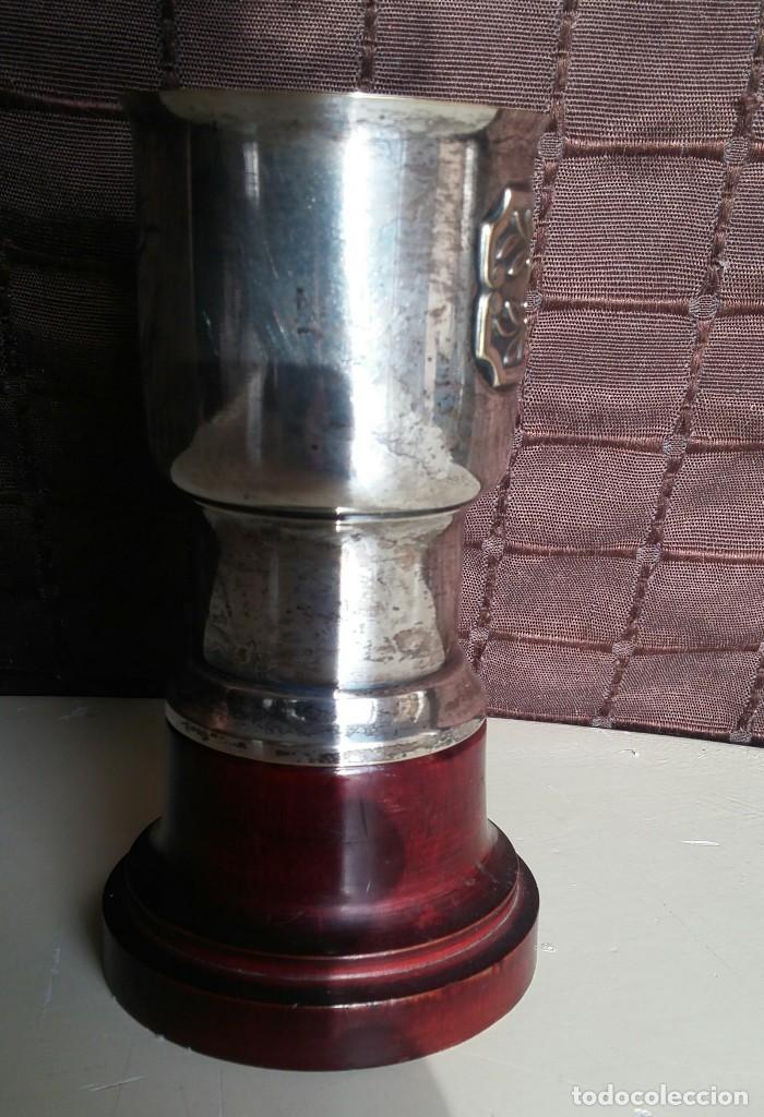 Antig&uuml;edades: Copa de metal blanco con peana de madera - Foto 3