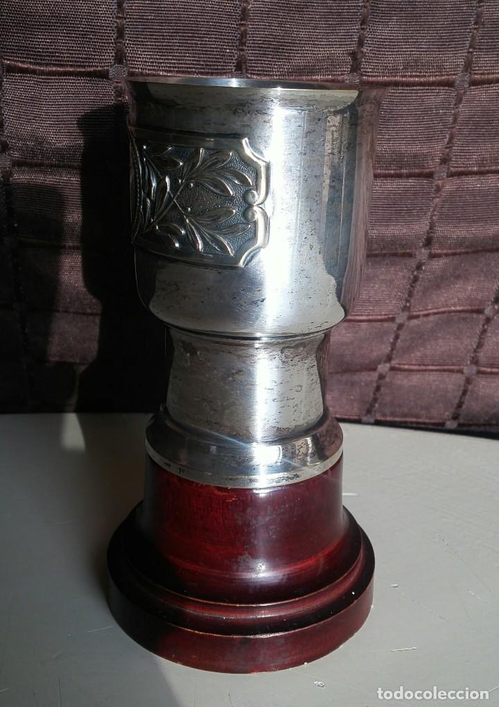 Antig&uuml;edades: Copa de metal blanco con peana de madera - Foto 4
