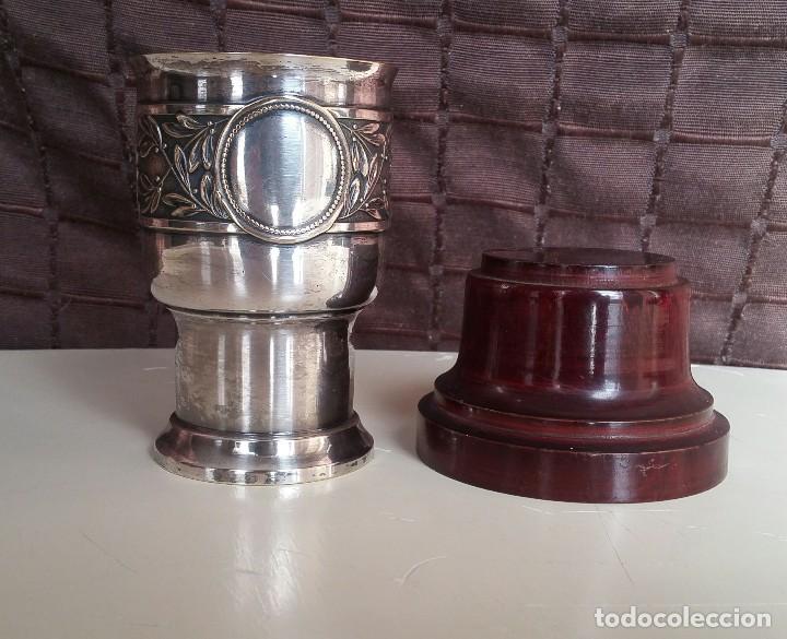 Antig&uuml;edades: Copa de metal blanco con peana de madera - Foto 5