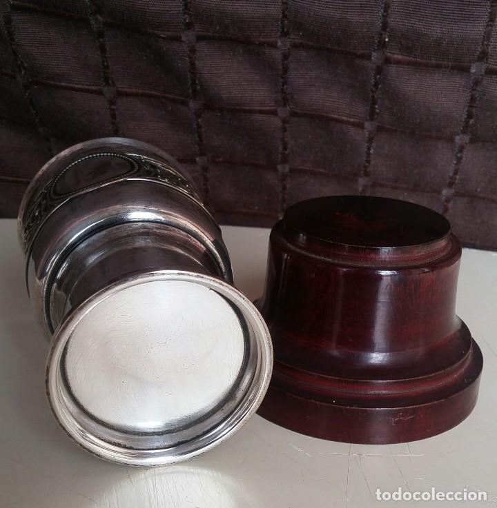 Antig&uuml;edades: Copa de metal blanco con peana de madera - Foto 6