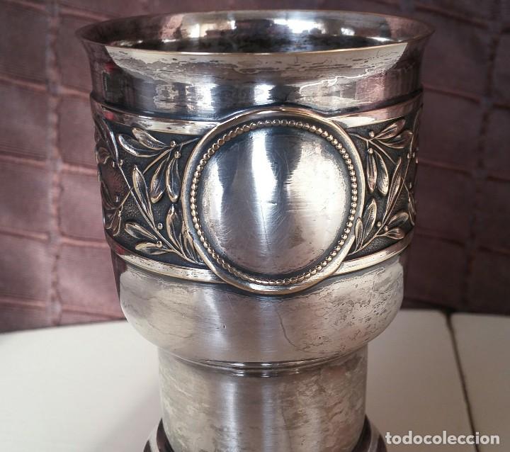 Antig&uuml;edades: Copa de metal blanco con peana de madera - Foto 7