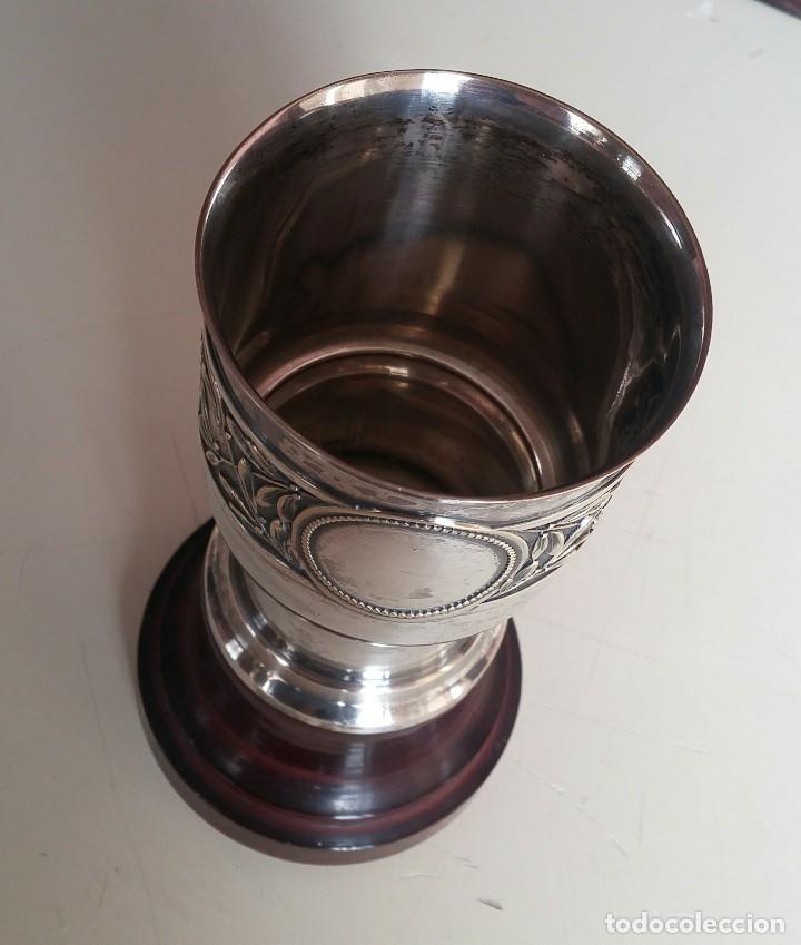 Antig&uuml;edades: Copa de metal blanco con peana de madera - Foto 8