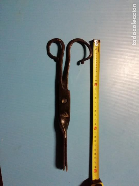 Antig&uuml;edades: Tenaza de chimenea en forja de 30 cm - Foto 1