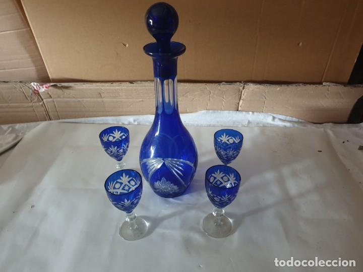 Antig&uuml;edades: Juego 4 copas y botella licorera - Foto 1