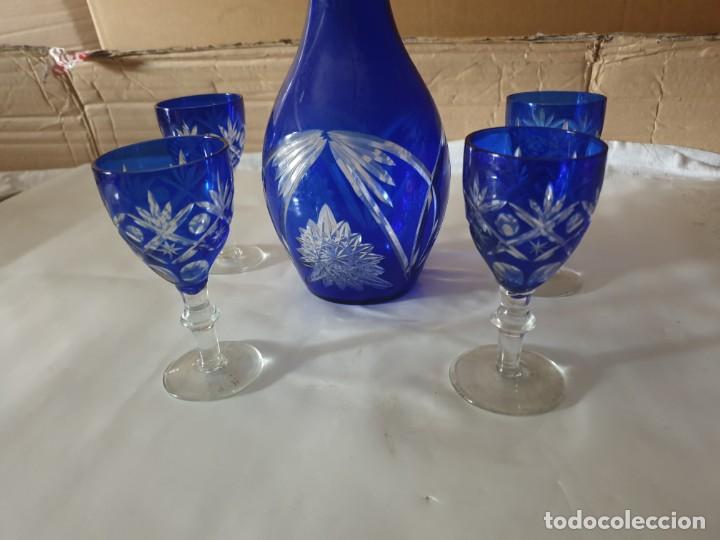 Antig&uuml;edades: Juego 4 copas y botella licorera - Foto 2