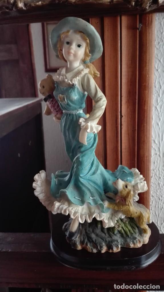 Antig&uuml;edades: Ni&ntilde;a con osito y perro realizado en fibra