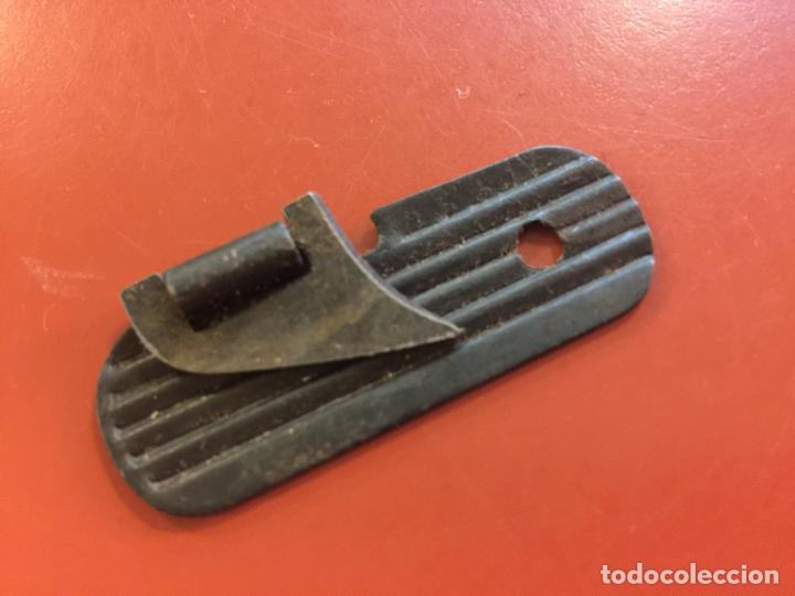 Oggetti Antichi: Antiguo abrelatas metalico, tipo militar o ejercito. Mide aprox 4,5x2cms. En buen estado.