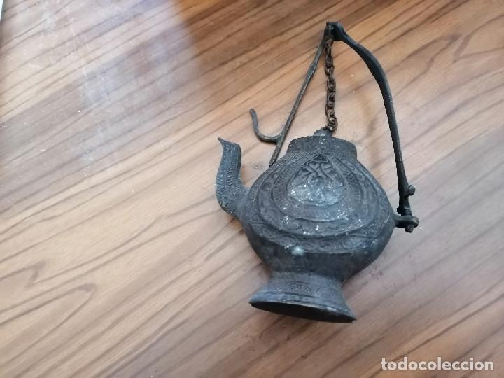 Antiques: LAMPARILLA DECORATIVA DE ACEITE ORIENTAL PARA COLGAR PARED. CON 20 CM. DE ALTURA. DE HIERRO. DIFICI