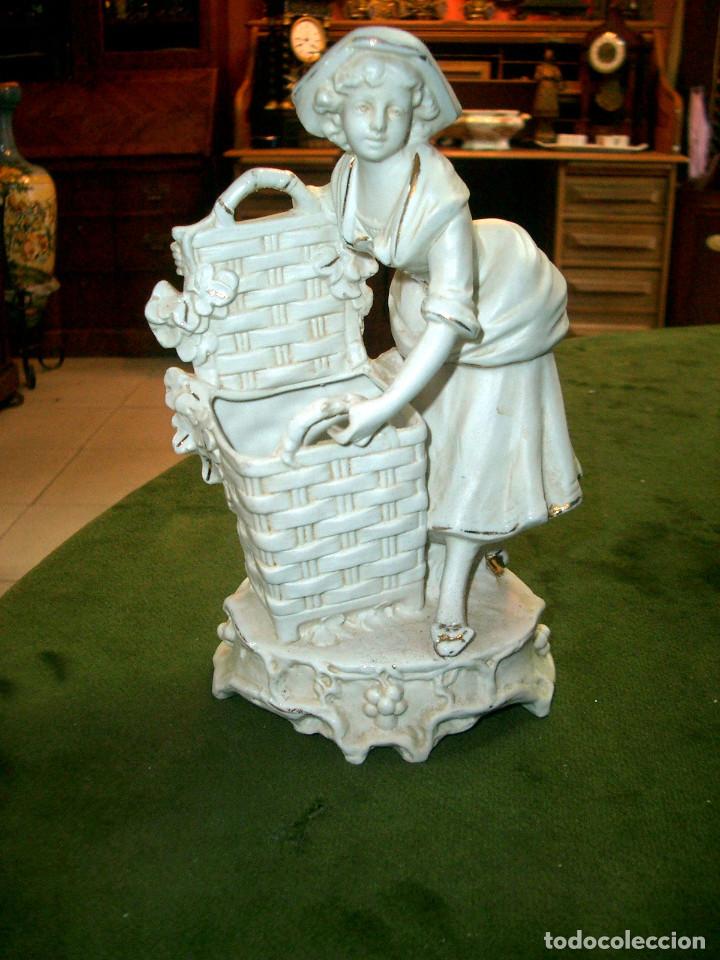 Antig&uuml;edades: figura en porcelana biscuit - Foto 1